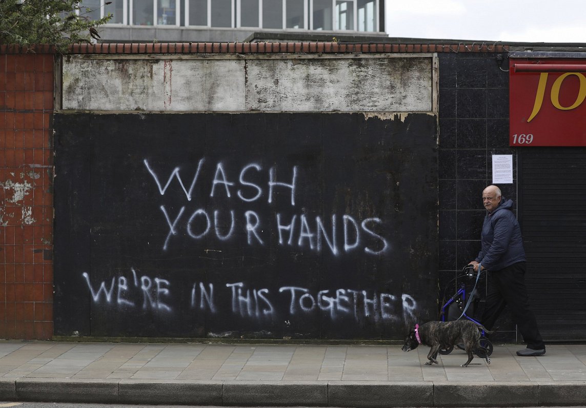 &quot;Mazgājiet savas rokas&quot; sienu zīmējums Ziemeļīrijā