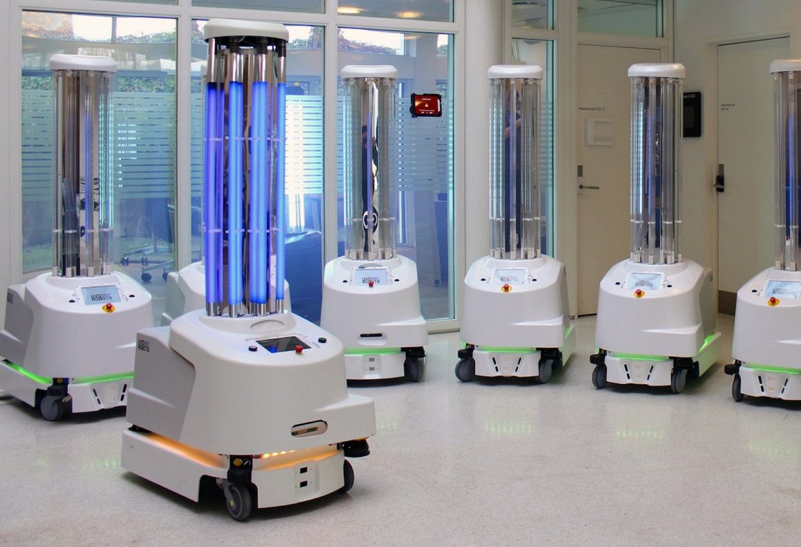 Ultravioletās gaismas iekārtas, ko Spānijas mediķi izmanto cīņā pret koronavīrusu Covid-19.