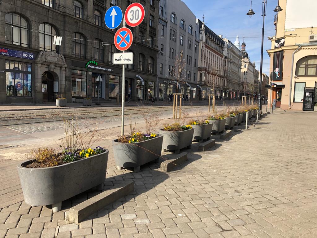 Puķu podi Krišjāņa Barona ielā Rīgā, 2020.gada aprīlis