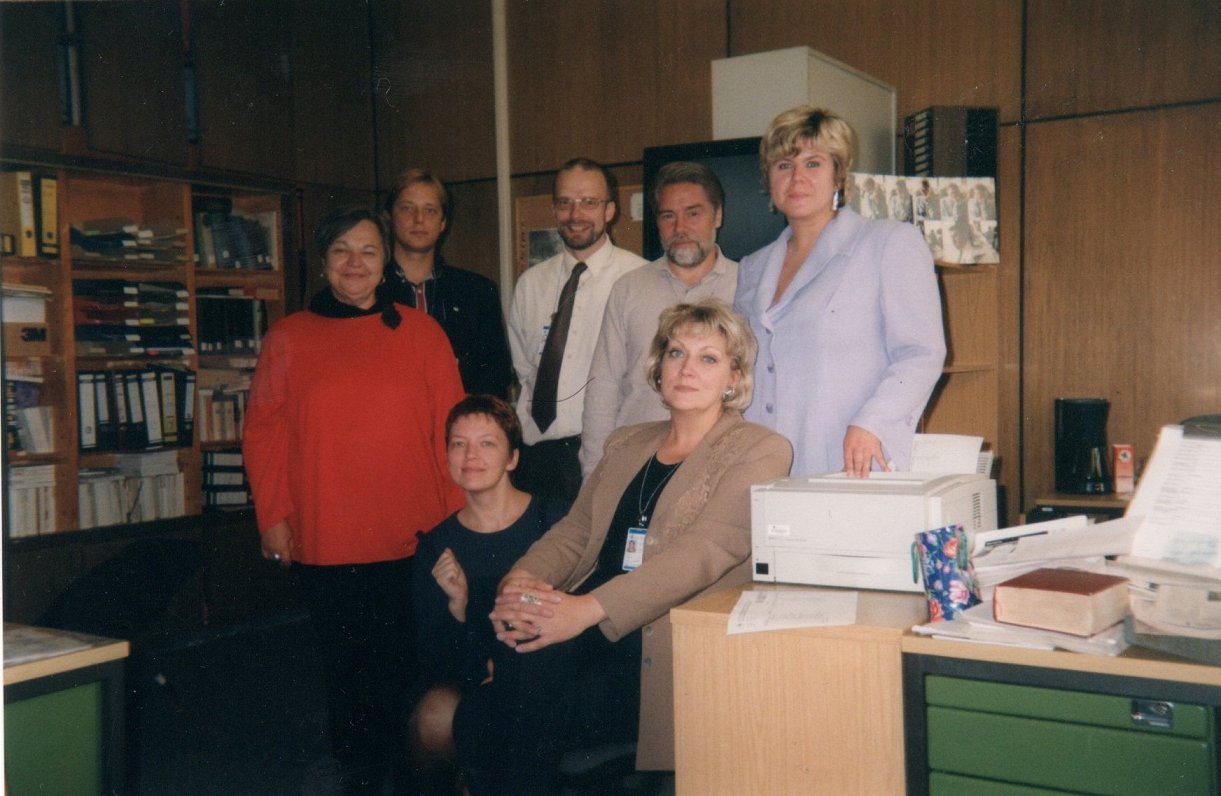 Daļa no RBE redakcijas Prāgā kopā ar Rīgas biroja viešņām. No kreisās: Maruta Kārkla, Dainis Mjartān...