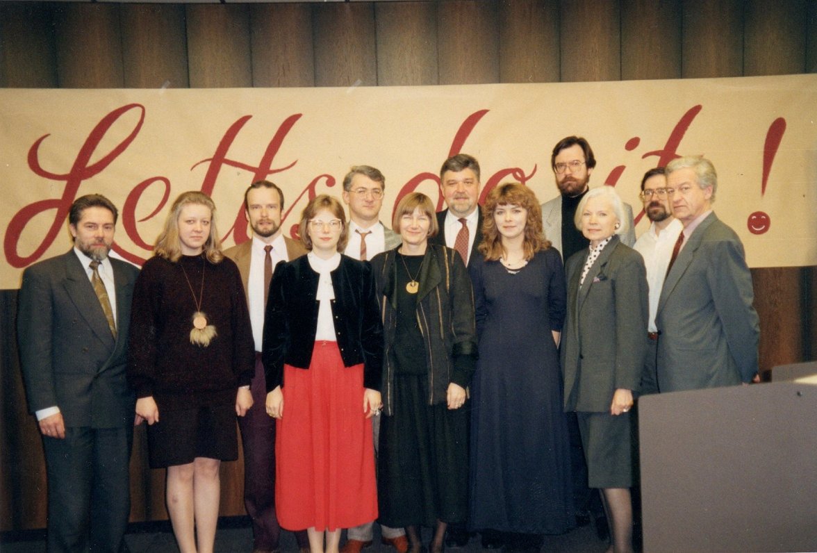 RBE Latviešu redakcija 1992. gada rudenī. No kreisās: Pāvils Brūvers, Ingrīda Šmite (Rīgas biroja va...