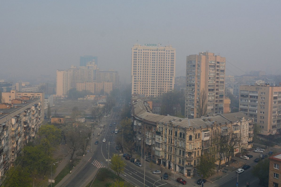 Kijevā smogs, kas radies no meža ugunsgrēkiem. 2020.gada aprīlis
