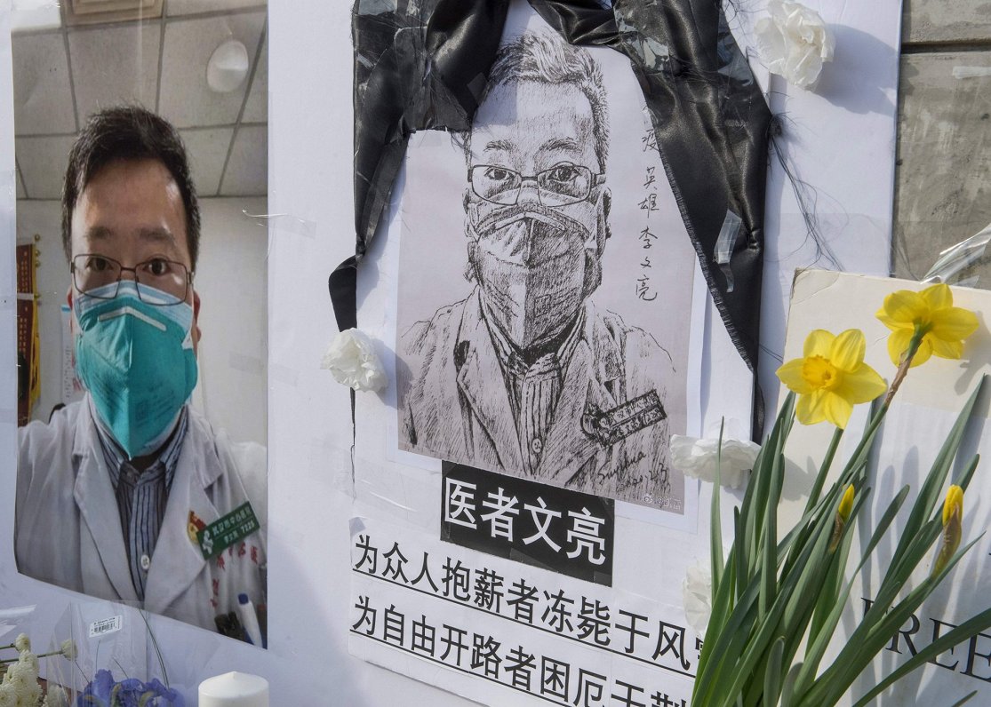 Ķīnas ārsta, trauksmes cēlēja Li Veņļana portrets, kurš pats inficējās ar vīrusu un nomira.