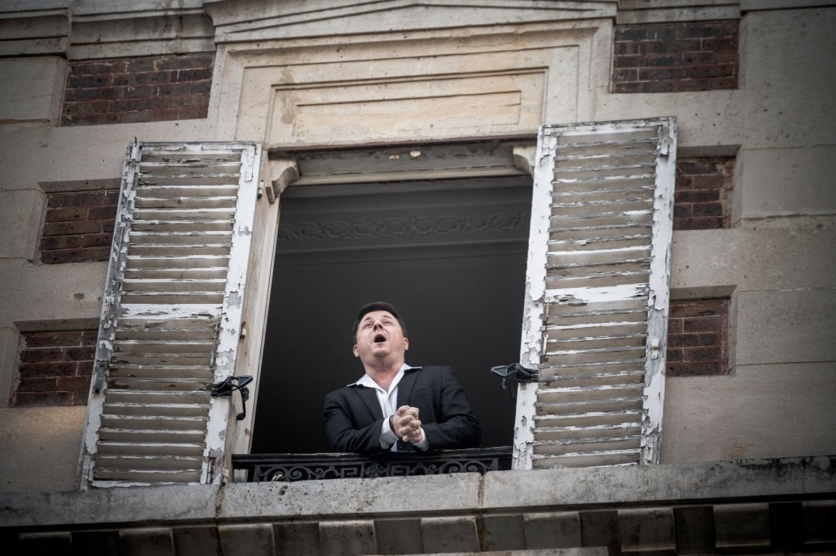 Franču tenors Stefans Senešāls sniedz muzikālu priekšnesumu pa sava dzīvokļa logu Parīzē. 2020.gada...