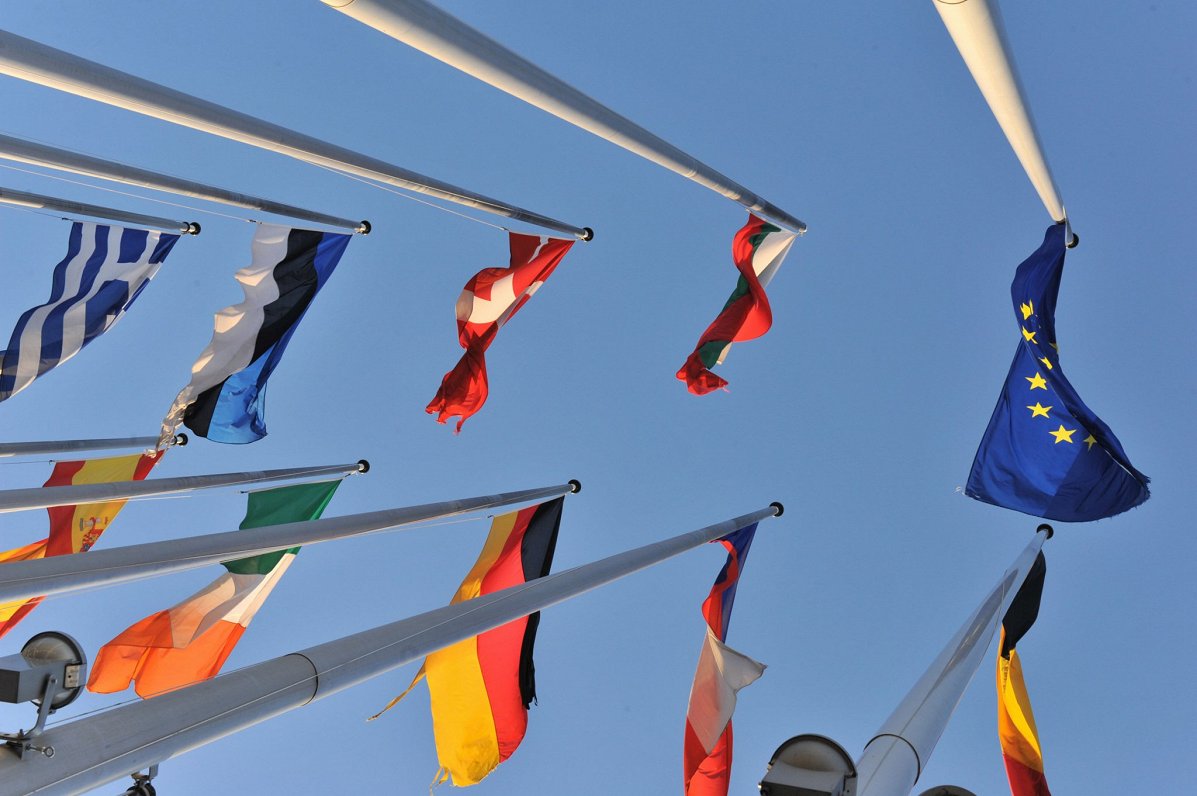 Strasbūra. Dalībvalstu karogi pie ES parlamenta