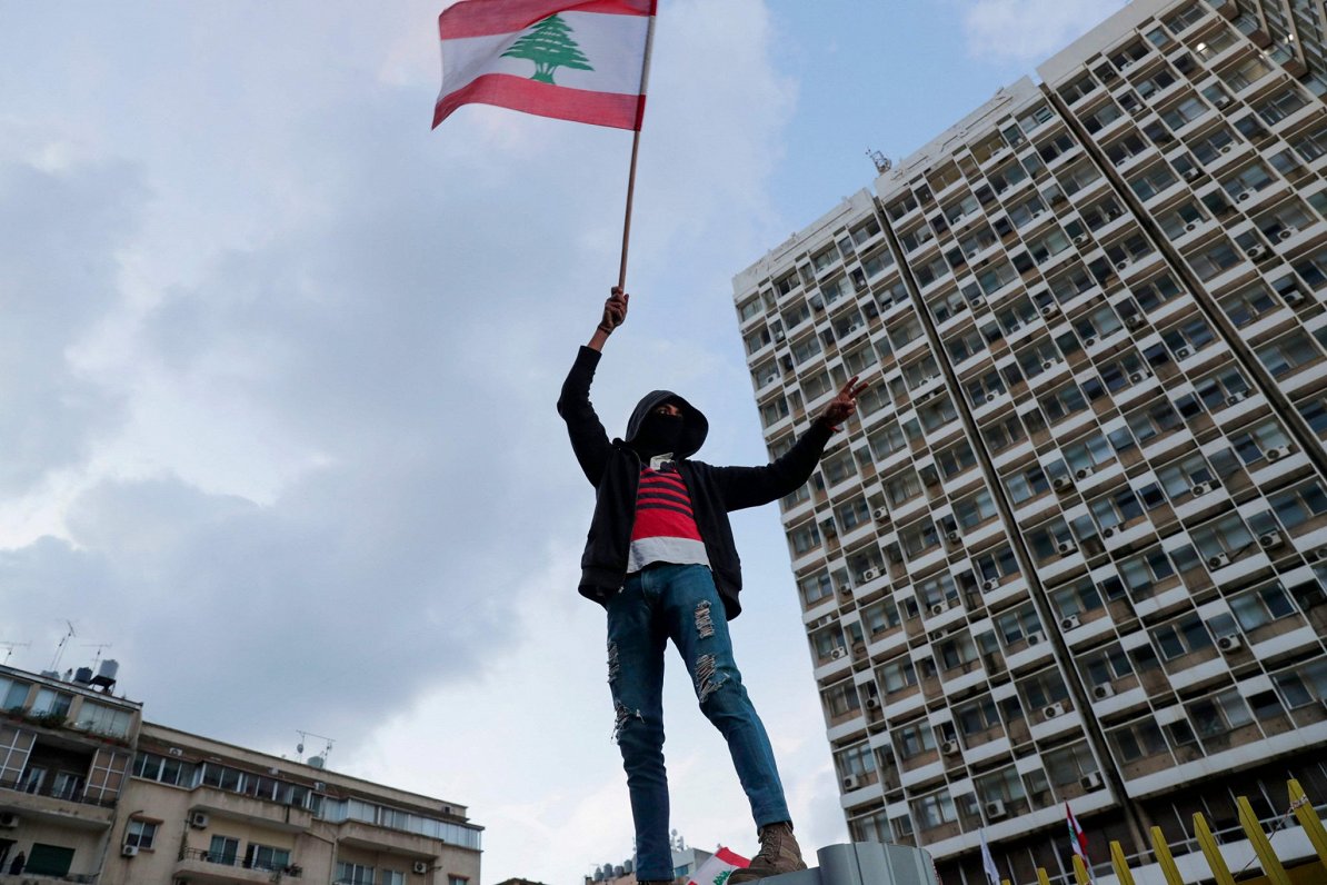 Protesta dalībnieks ar Libānas karogu (11.04.2020)