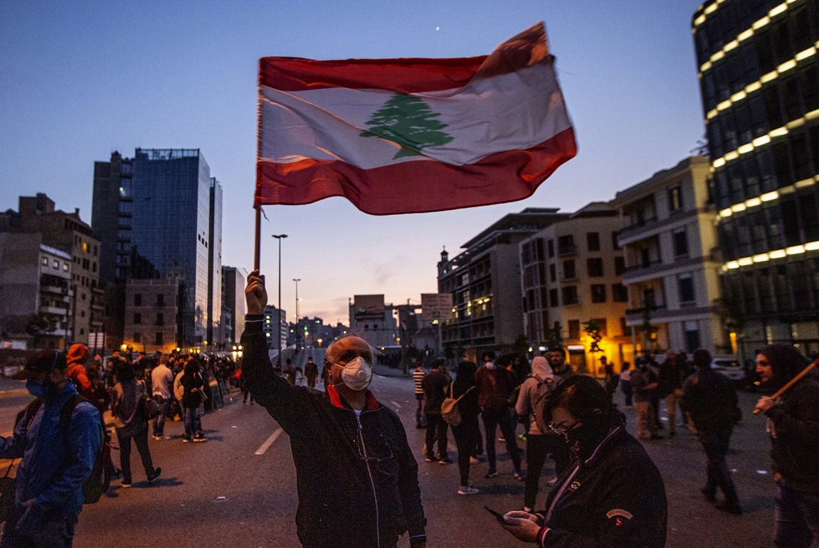 Protesta dalībnieks ar Libānas karogu (28.04.2020)