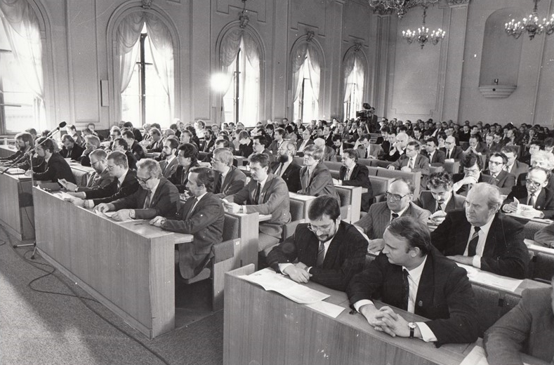 Latvijas PSR Augstākās padomes deputāti Augstākās padomes sēžu zālē pirms balsojuma par deklarāciju...