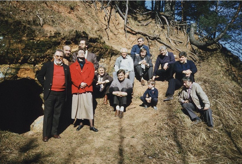 LTF un Pasaules Brīvo latviešu apvienības pārstāvji Vaivē, Cēsu rajonā. 1990. gada 30. marts.