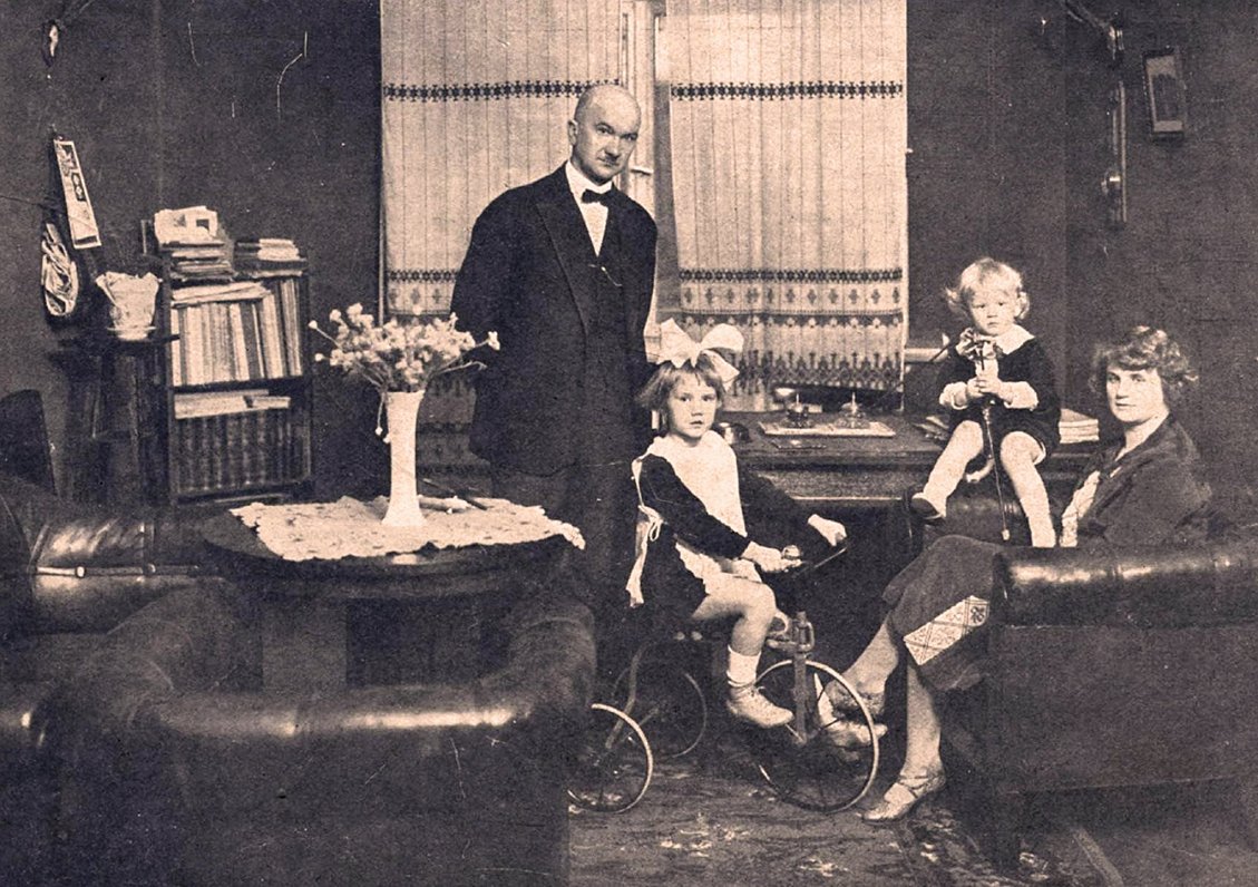 Valsts kontrolieris Roberts Ivanovs ar kundzi Loniju, meitu Gunu un dēlu Ilgvaru. 1927. gads. Public...