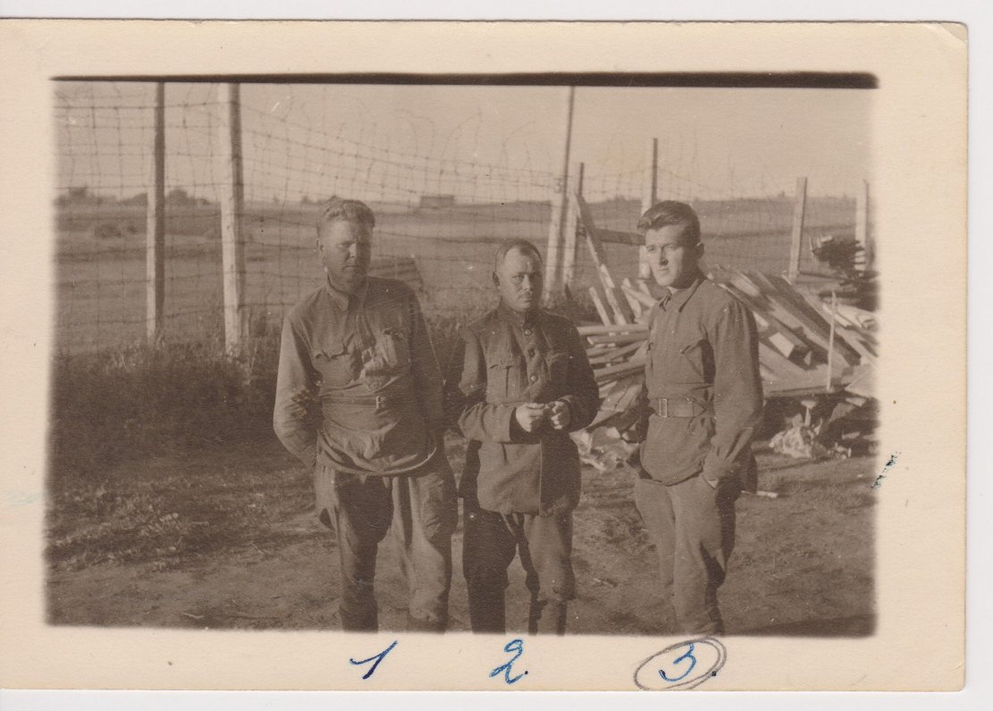 Nometnes “Stalag 347” ieslodzītie. No kreisās: Aleksandrs Arakčejevs, (?) Siridonovs, Rafails Asjaka...