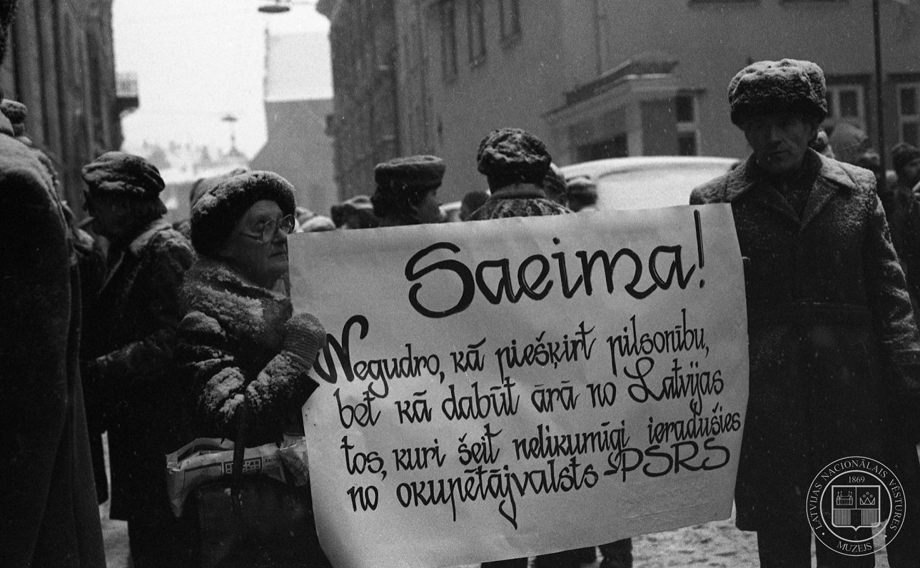 Piketa dalībnieki ar plakātu pie Saeimas nama, protestējot pret Pilsonības likuma pieņemšanu. 1993....