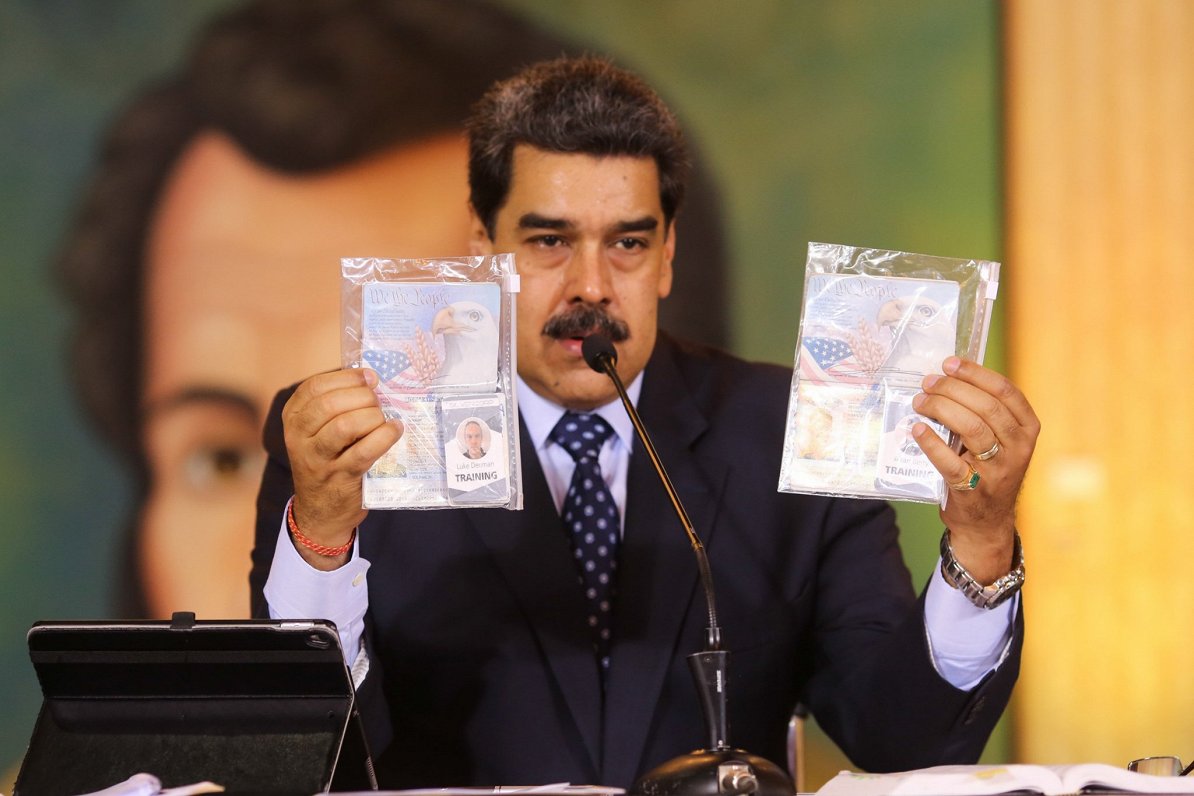 Venecuēlas prezidents Nikolass Maduro rāda divu ASV pilsoņu – Lūka Denmena un Airena Berija – pases....