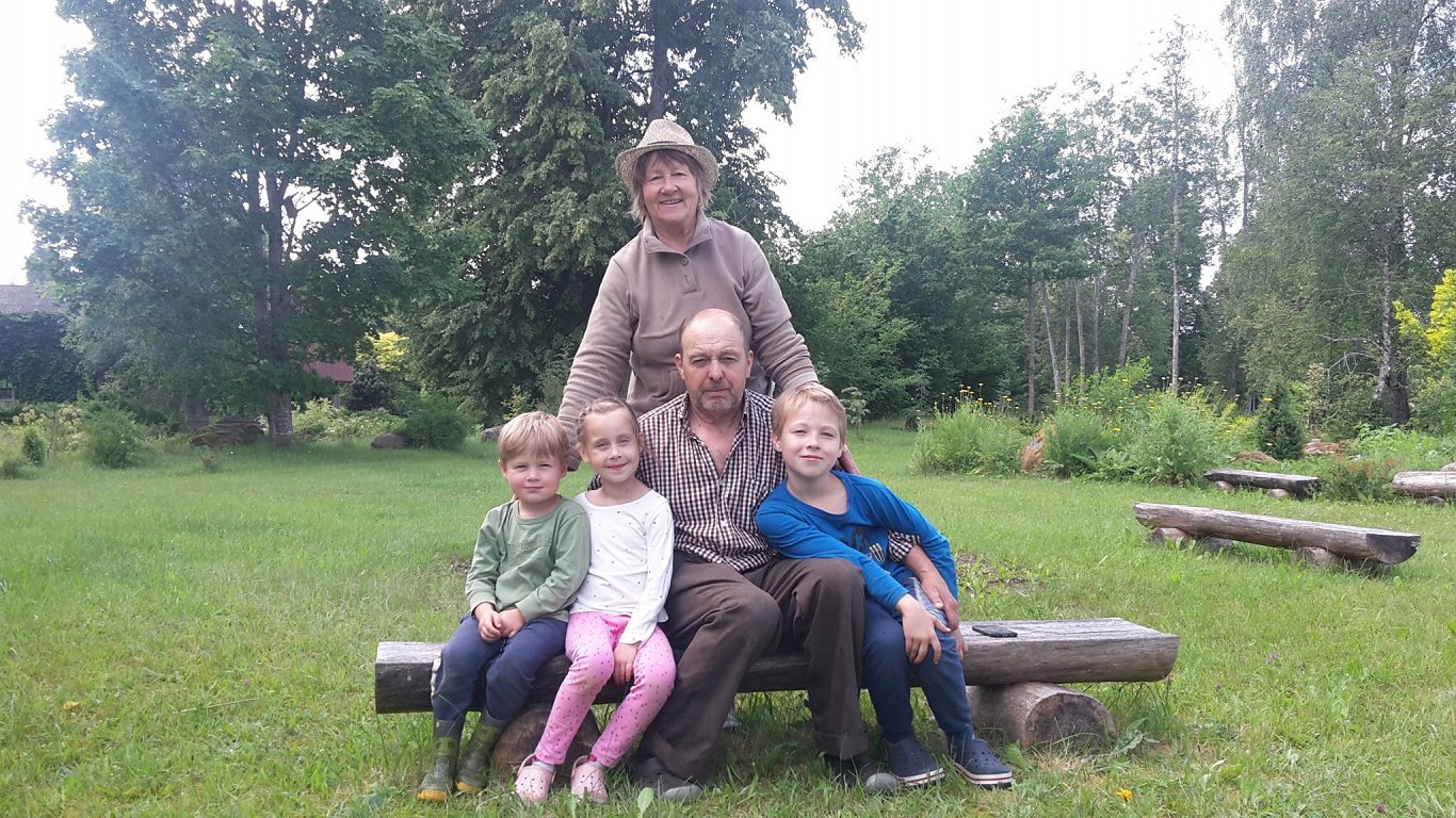 Māra un Dainis Bergmaņi ar mazbērniem Krišu, Emīliju un Kārli, mazā Elizabete bildes tapšanas mirklī...
