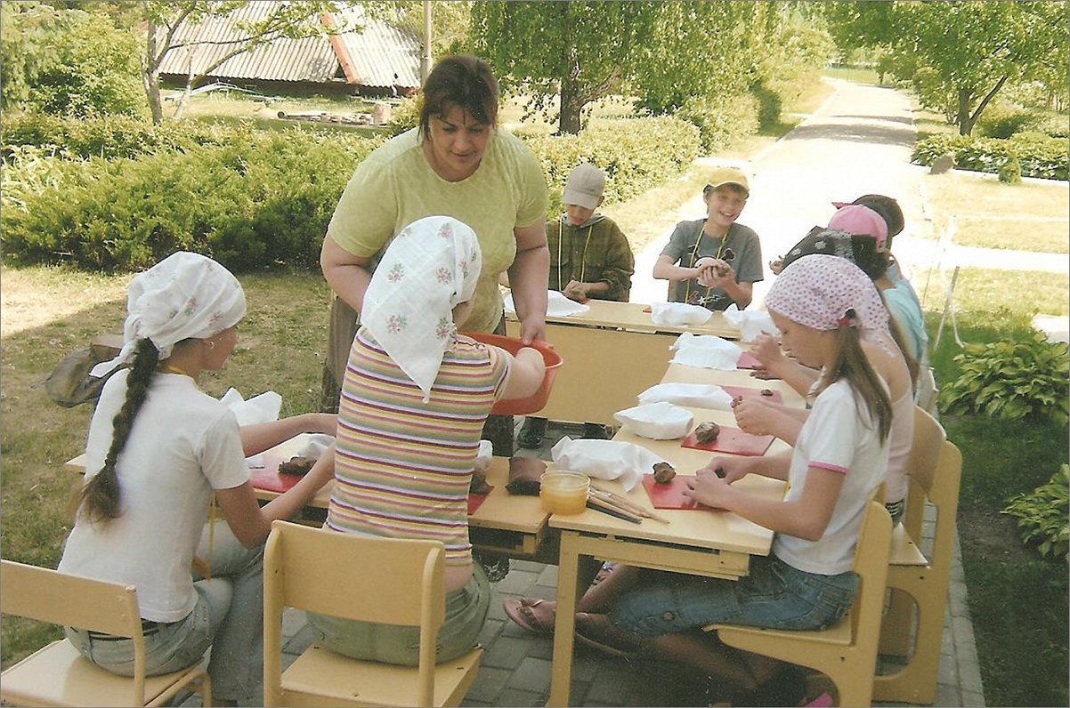 Sandra darbā ar skolas bērniem.