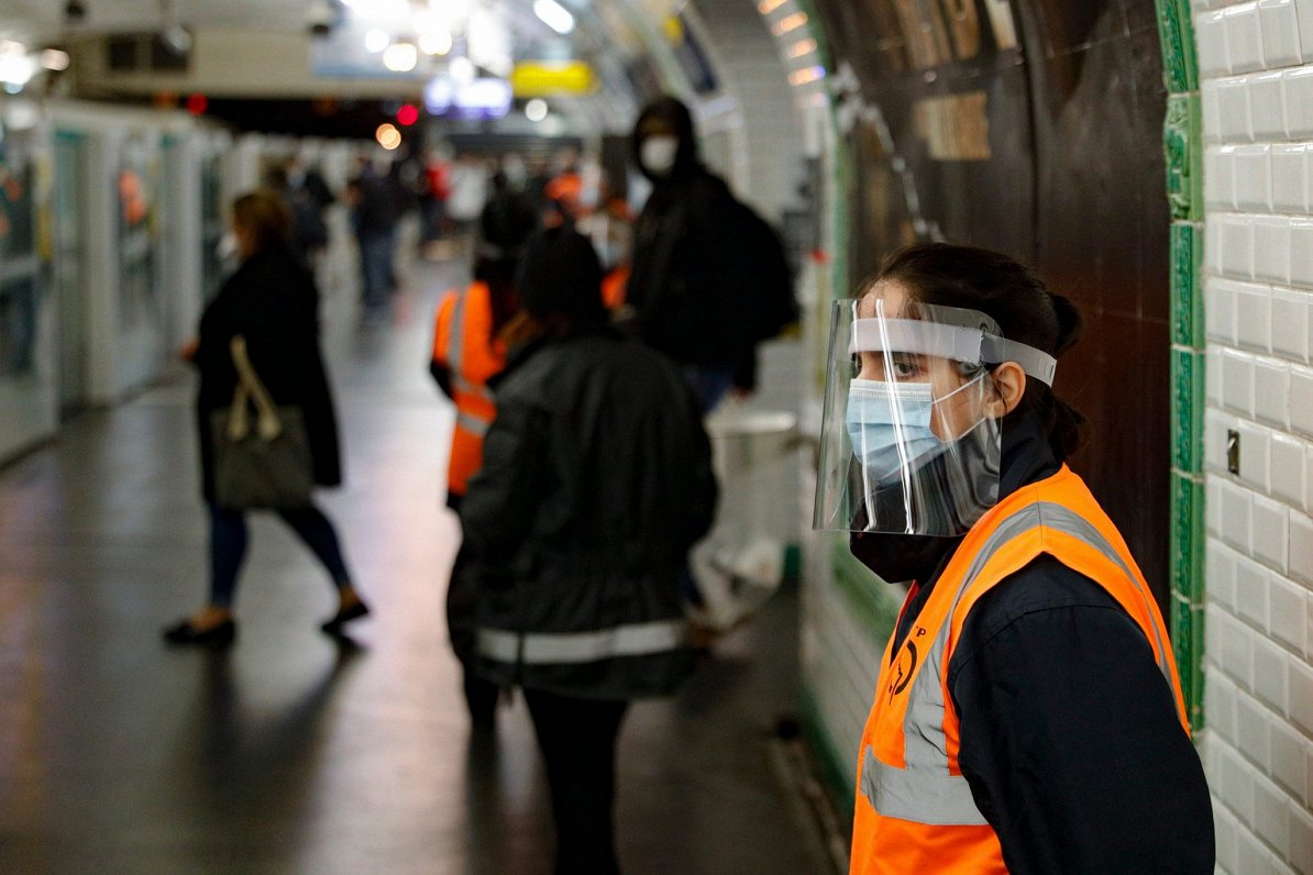 Francijā pamazām tiek atcelti Covid-19 karantīnas ierobežojumi. Tostarp, metro. 2020. gada 11. maijs...