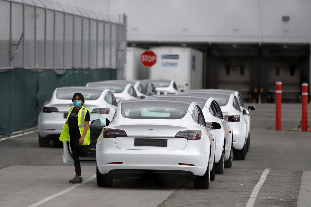 Tesla automobiļu fabrika Frīmontā, ASV atsāk ražošanu. 2020. gada 12. maijs.
