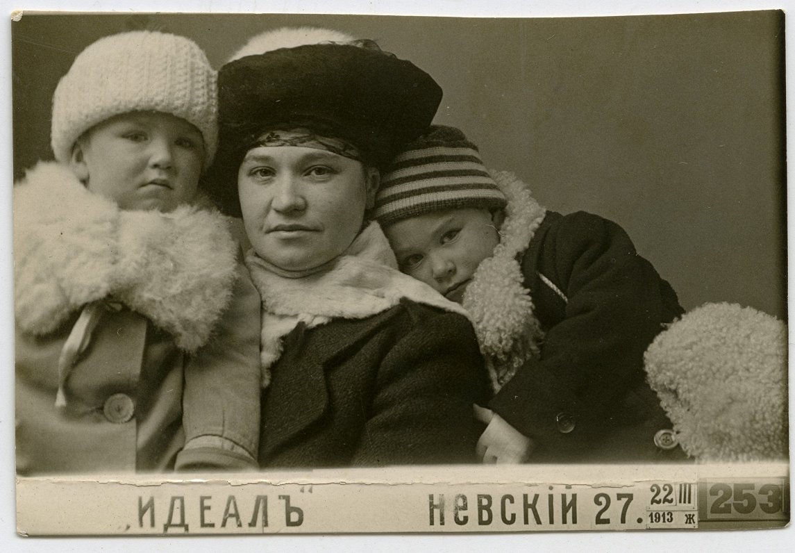 Mērija Grīnberga vecākā ar bērniem Mēriju un Emanuelu Pēterburgā pirms I Pasaules kara 1913. gadā.
