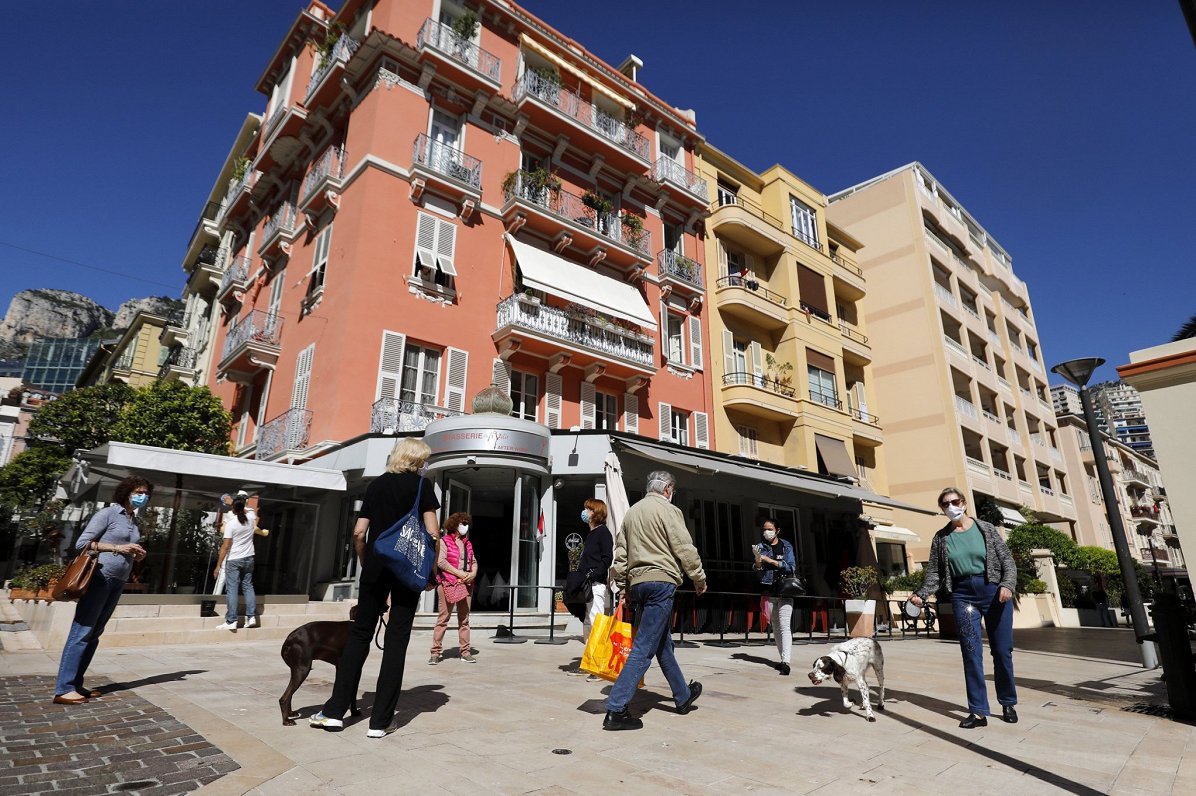 Monako iedzīvotāji iznāk ielās pēc stingro Covid-19 ierobežojuma atcelšanas. 2020. gada maijs.