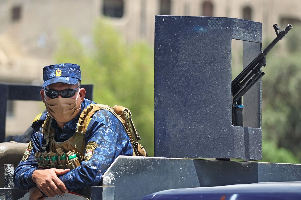 Irākas armijas karavīrs valkā Covid-19 sejas masku. Bagdāde. 2020. gada 14. maijs.