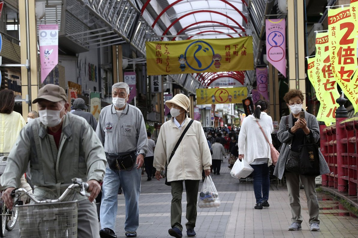 Japānas pilsētas Jokohamas iedzīvotāji dodas savās ikdienas gaitās Covid-19 pandēmijas laikā. 2020....