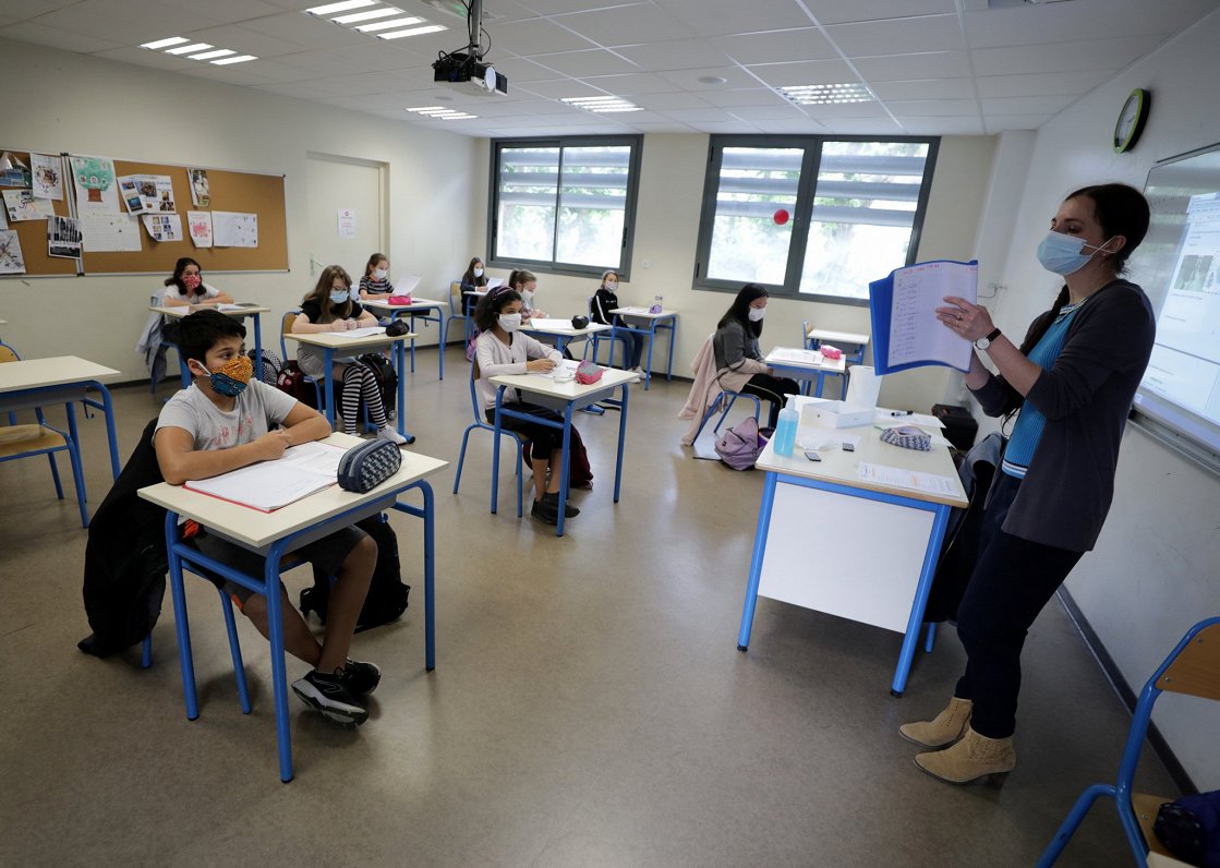 Franču skolēni Nicā turpina mācības Covid-19 apstākļos. 2020. gada 19. maijs.