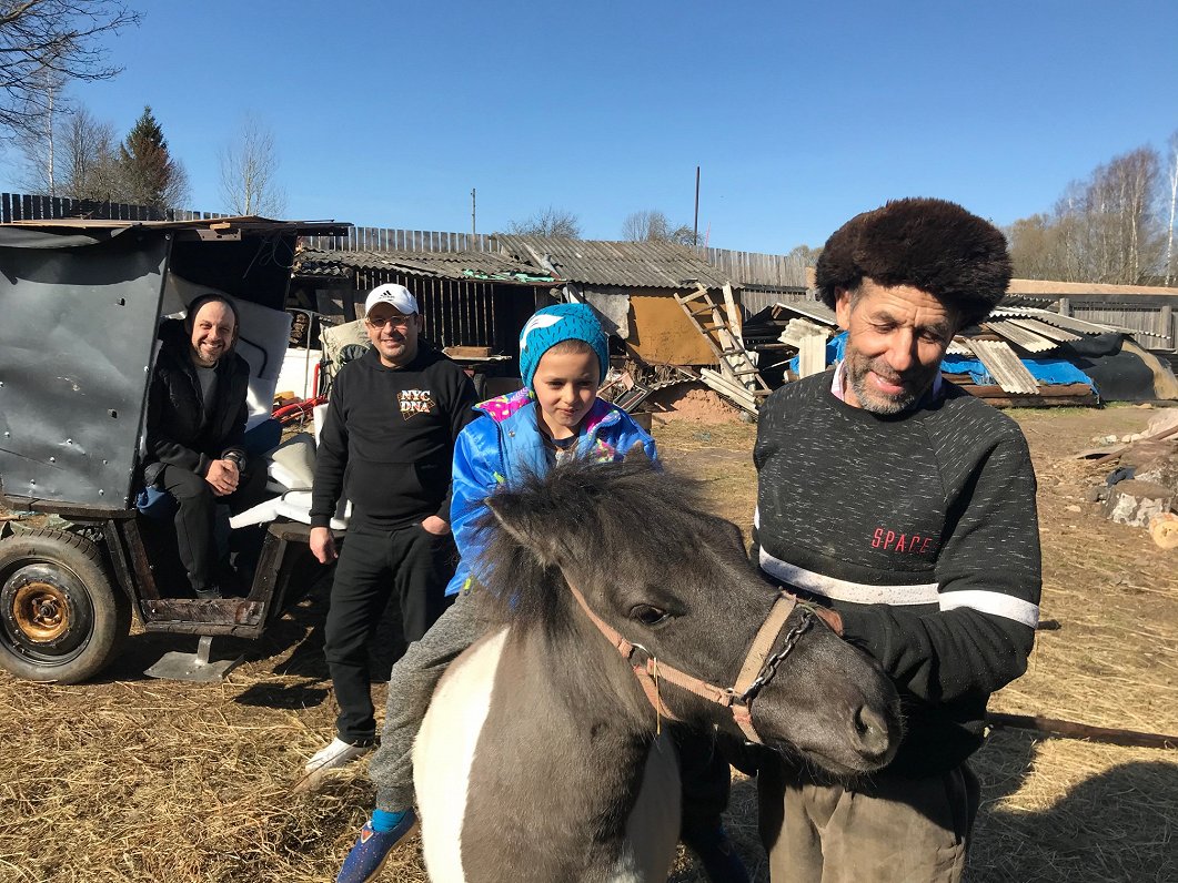 Ruslana kopā ar brāli un ansambļa dalībnieku Dollāru ciemos pie kalēja un zirgu audzētāja Alberta Za...