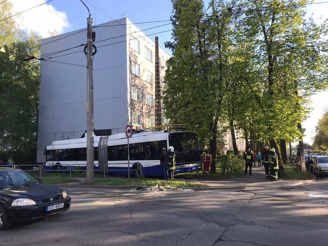 Rīgā, Prūšu un Bultu ielas krustojumā, trolejbuss nobrauca no ceļa braucamās daļas un iebrauca dzīvo...