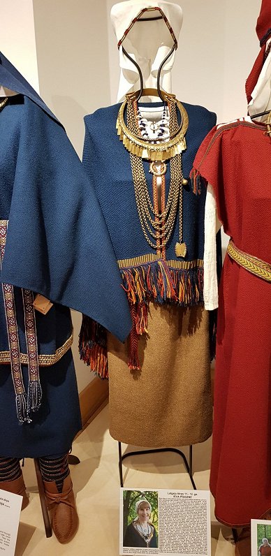 Latviešu apģērba vēstures pētnieces Ievas Pīgoznes latgaļu sievietes tērpa rekonstrukcija.