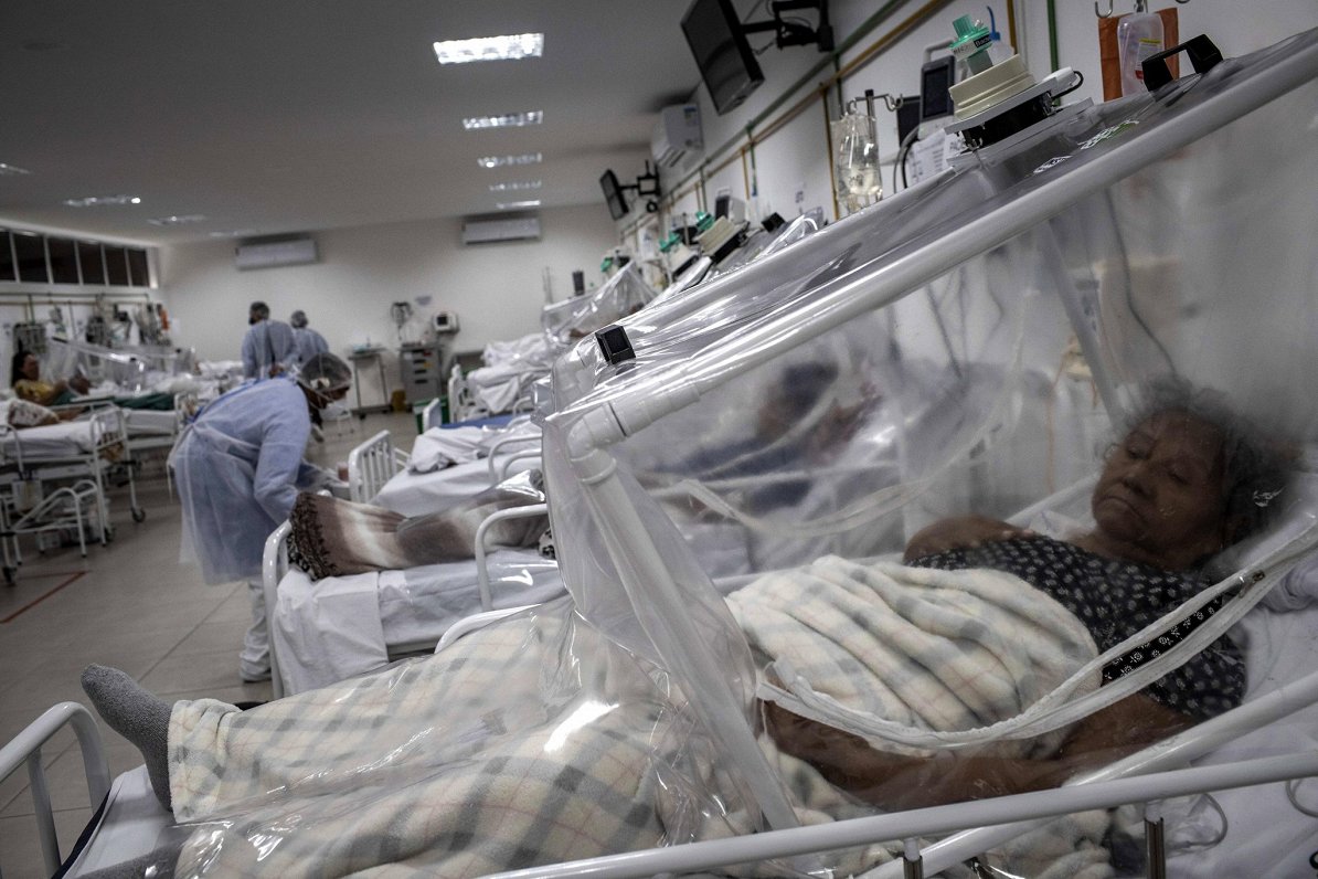 Attēlā Covid-19 slimnieki slimnīcā Brazīlijā, 2020. gada 20. maijā