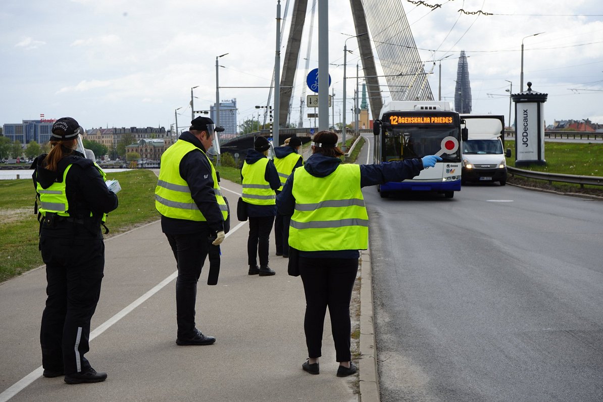 Rīgas pašvaldības policijas reids sabiedriskajā transportā, 2020.gada maijs.