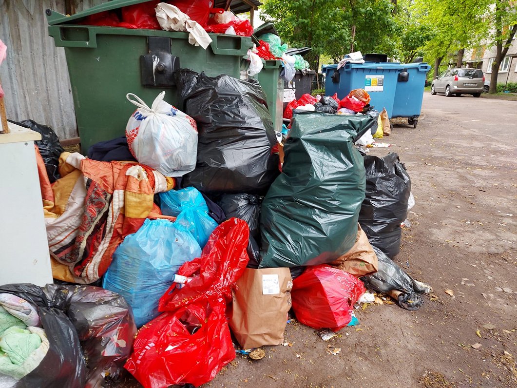 Miskastes Rīgas pagalmos neilgi pēc atkritumu izvešanas kārtības maiņas.
