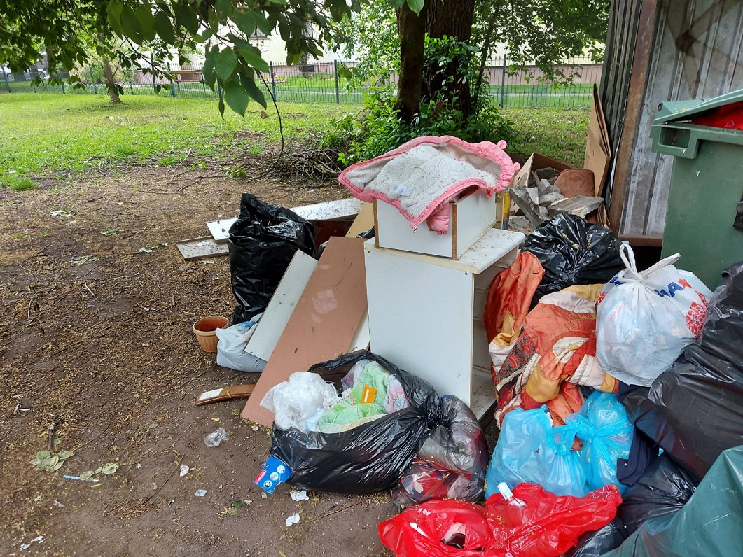Miskastes Rīgas pagalmos neilgi pēc atkritumu izvešanas kārtības maiņas, 2020.g.