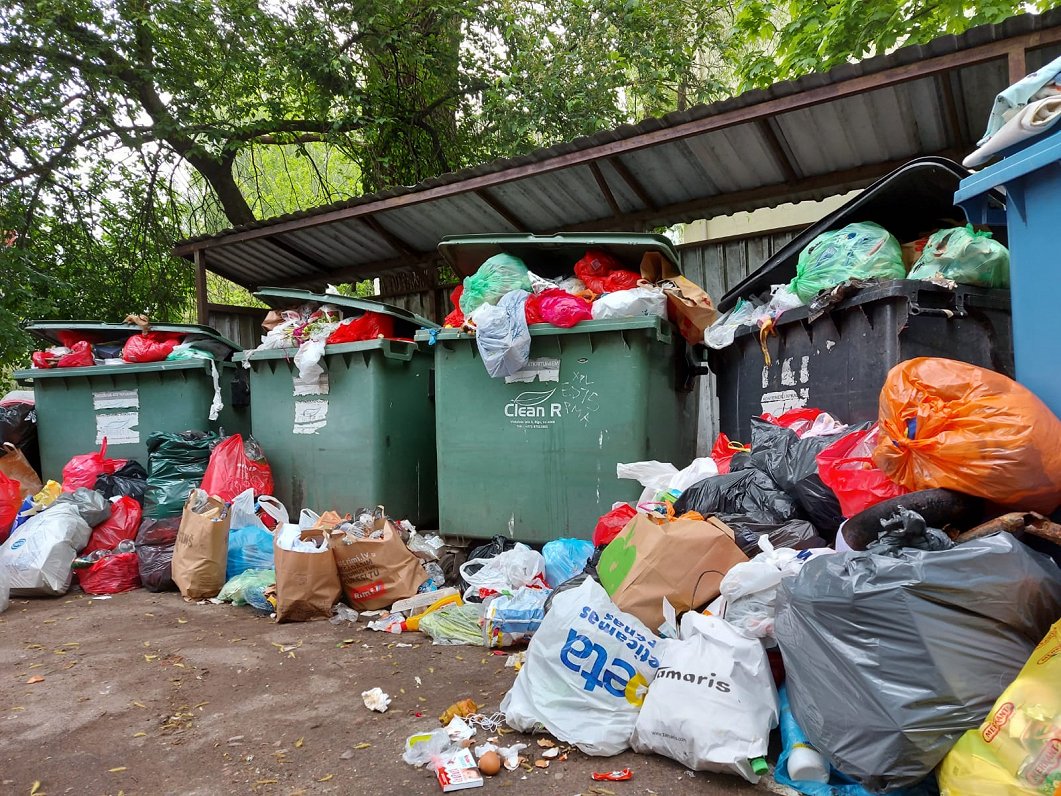 Miskastes Rīgas pagalmos neilgi pēc atkritumu izvešanas kārtības maiņas, 2020.gads