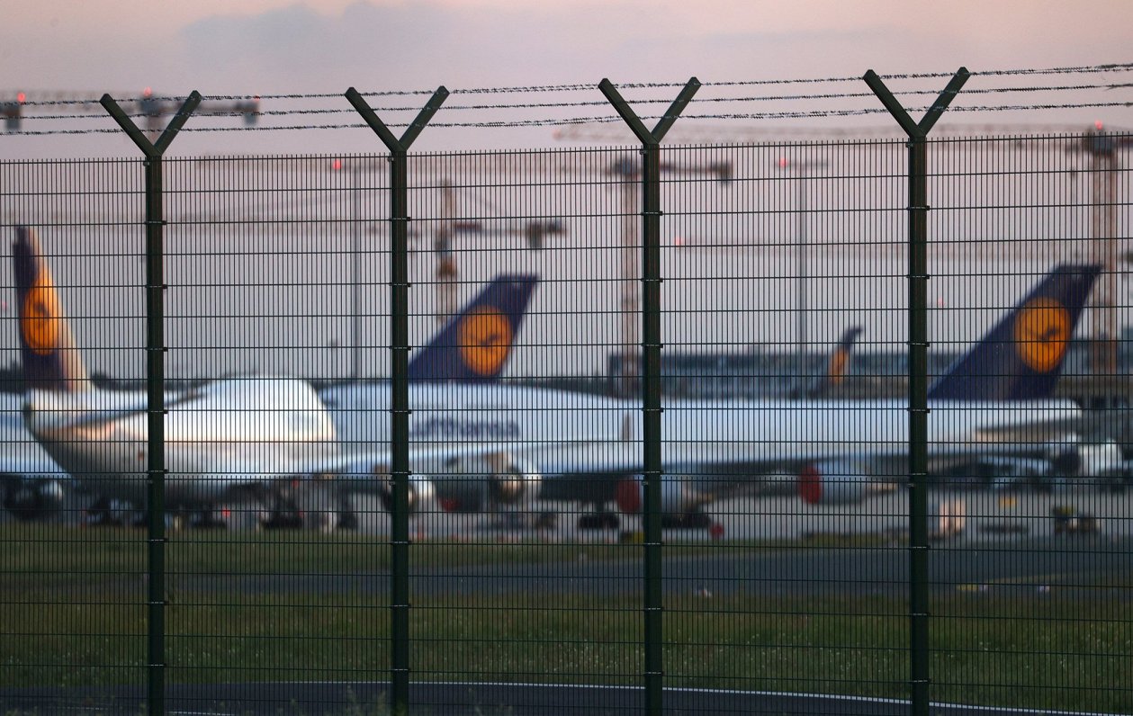 &quot;Lufthansa&quot; lidmašīnas Frankfurtes lidostā. 2020. gada 25. maijs.