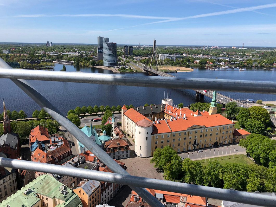 Rīgas Svētā Jēkaba katedrāles gailis atgriežas tornī