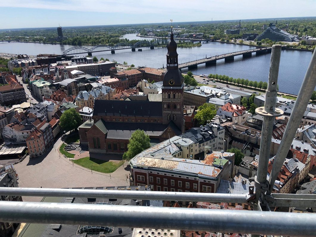 Rīgas Svētā Jēkaba katedrāles gailis atgriežas tornī