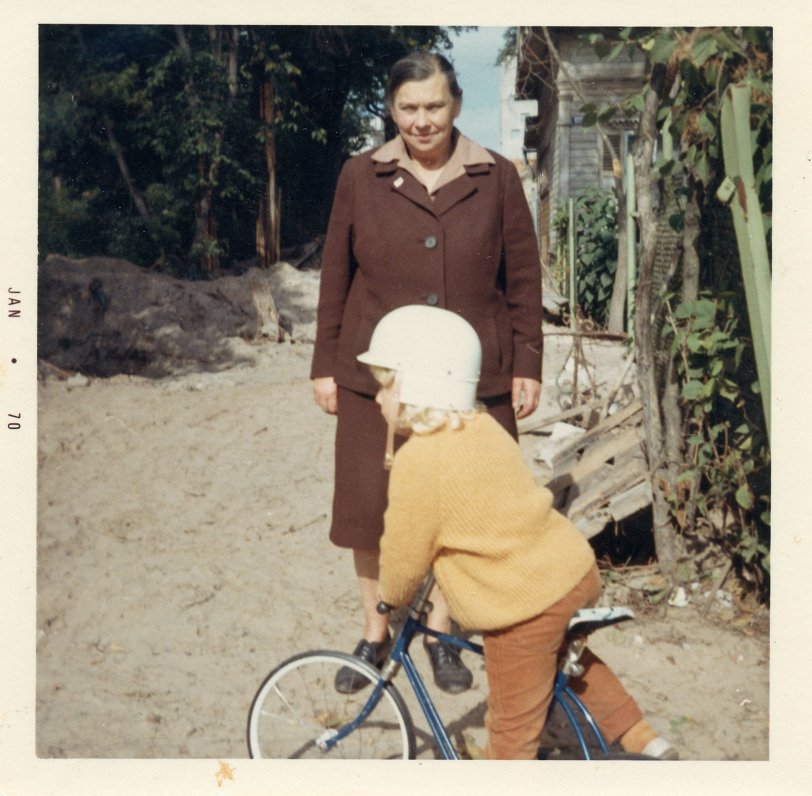 Mērija Grīnberga Jūrmalā pie Sniķeru ģimenes, 70. gadi