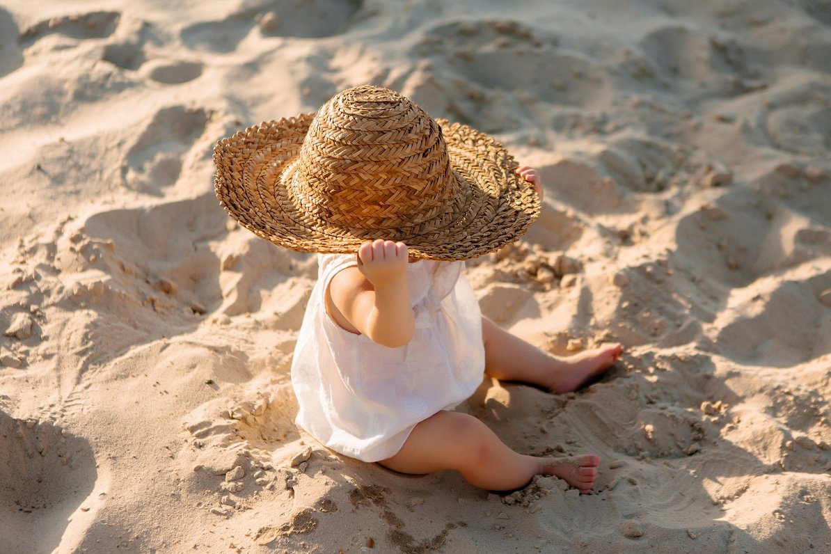 Bērns pludmalē. Attēls ilustratīvs.