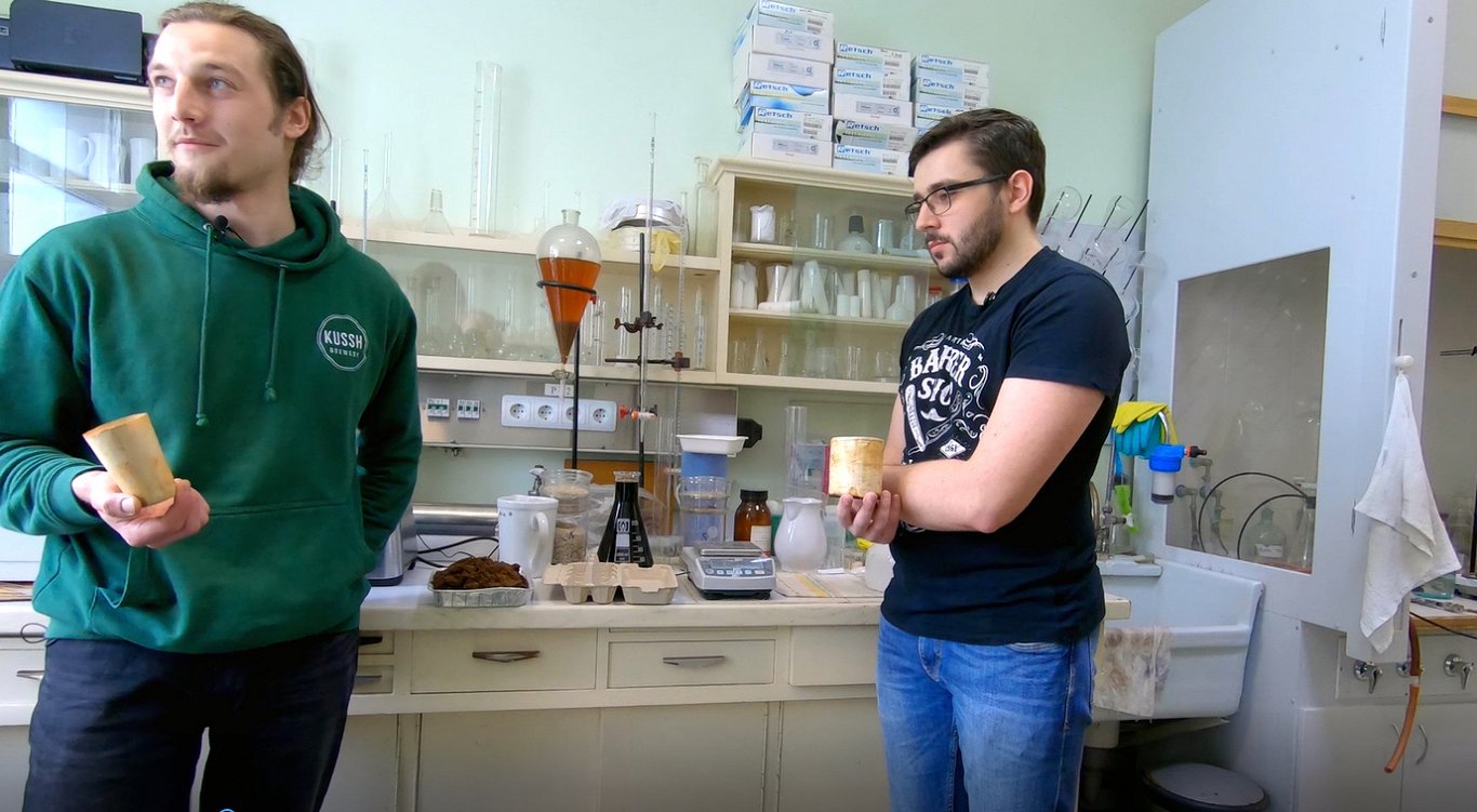 KVKKĶI pētnieki Mārtiņš Spāde un Igors Sivačovs ar kaņepju kafijas krūzītēm.