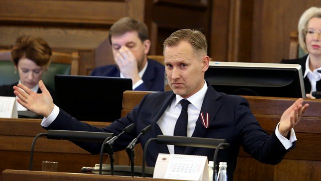 Nevakcinētie deputāti apdraud Saeimas ieceri rudenī atsākt darbu klātienē