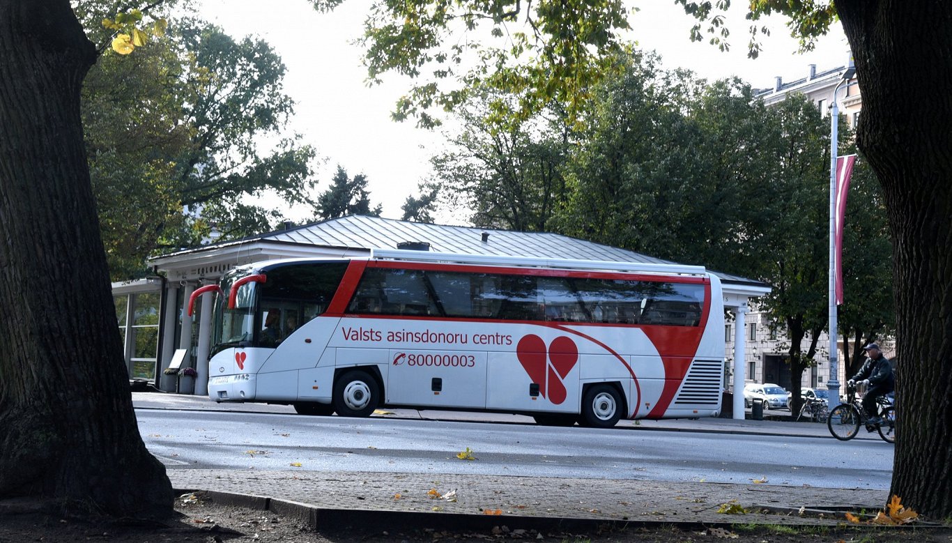 Valsts asinsdonoru centra specializētais autobuss laukumā pie Brīvības pieminekļa