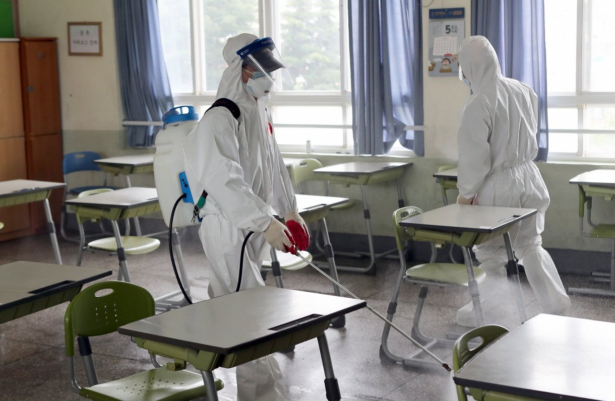 Dienvidkorejā dezinficē skolas telpas