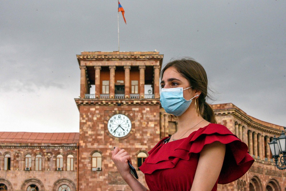 Armēnijas galvaspilsētas Erevānas iedzīvotāja valkā Covid-19 sejas masku. 2020. gada 1. jūnijs.