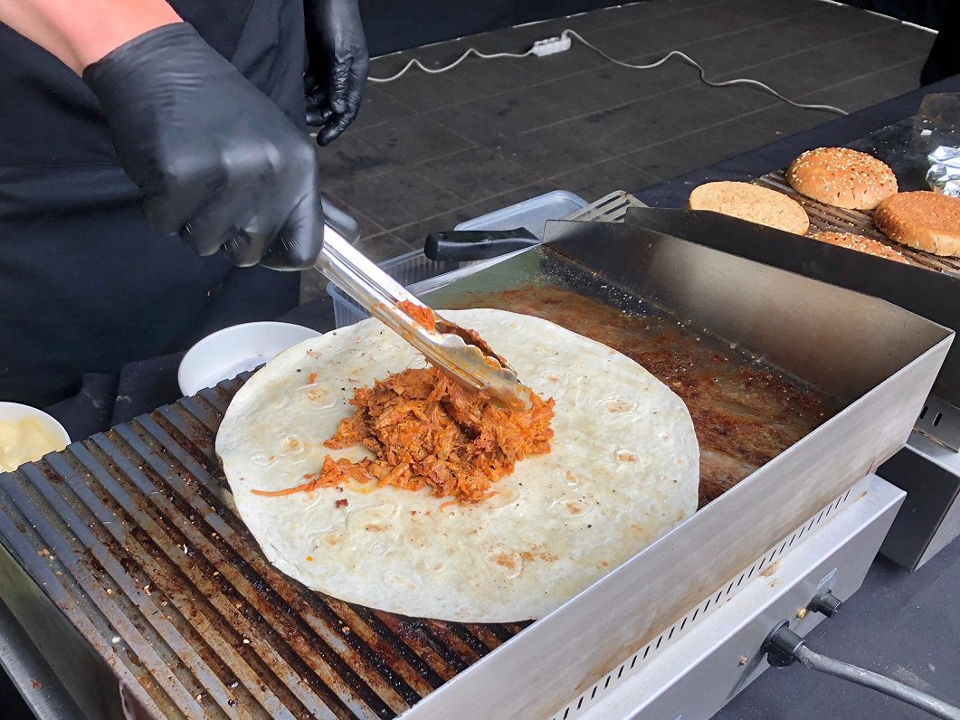 Ielu ēdiena jeb “Street food” festivāls atpūtas vietā “Kalnciema kvartāls”, 2020.gada jūnijs.