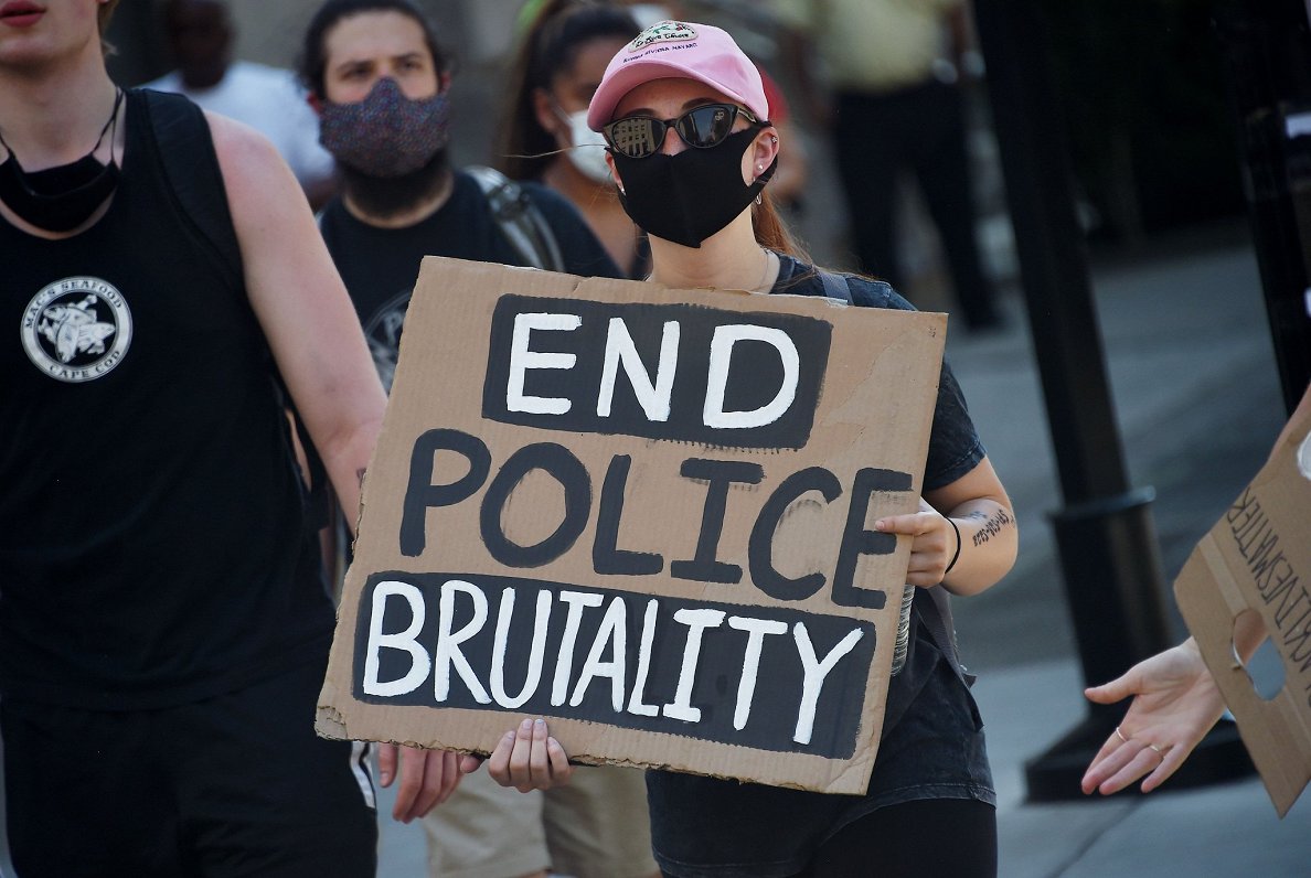ASV notiek protesti, ko izraisīja melnādainā Džordža Floida nāve