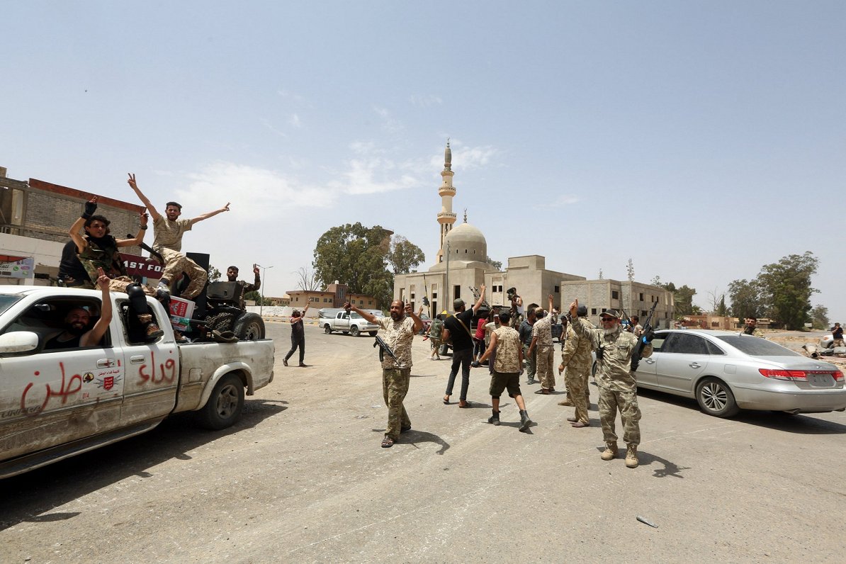 Lībijas valdība spēki ar šauteņu zalvēm atzīmēja uzvaru cīņās pie Tripoles, 04.06.2020.