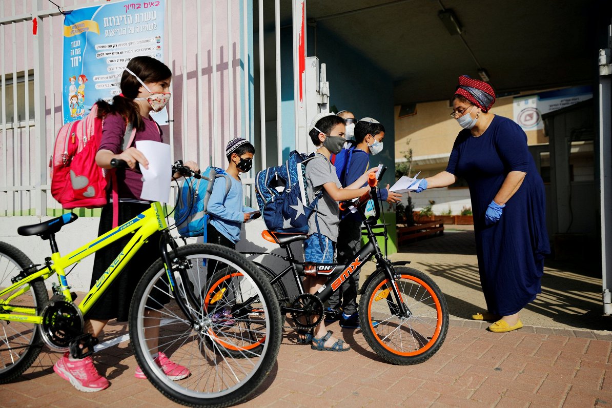 Bērni Izraēlā ierodas uz mācībām pamatskolā Sderotas pilsētā