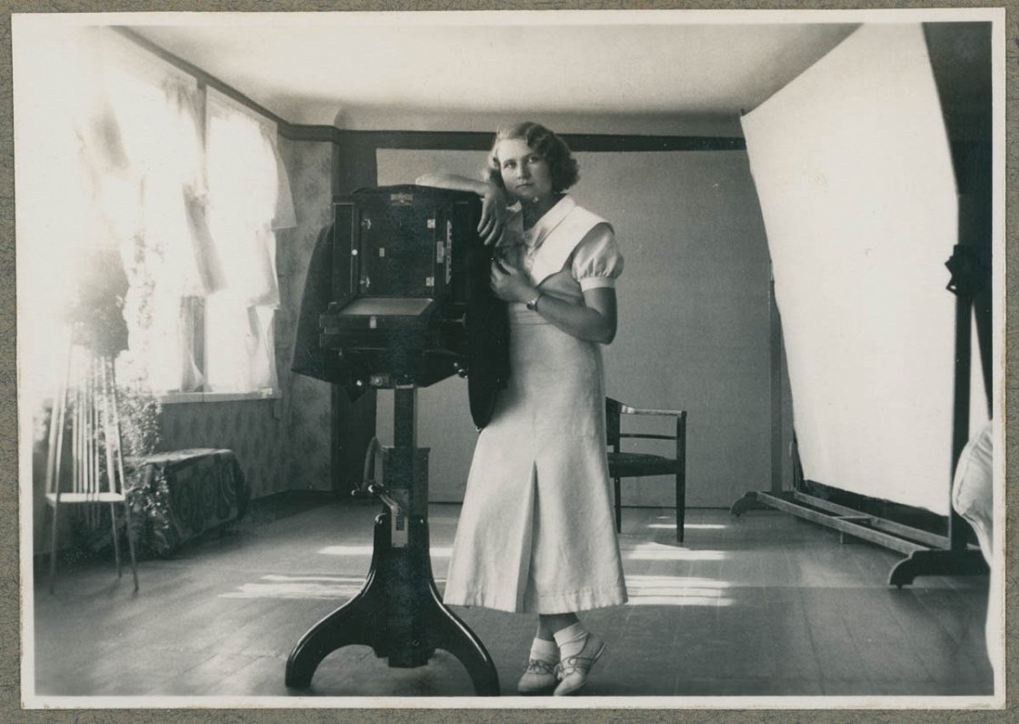 Lidija Tarema. Fotogrāfija no Lidijas Taremas albuma. 1933–1935. No Igaunijas Fotogrāfijas muzeja kr...