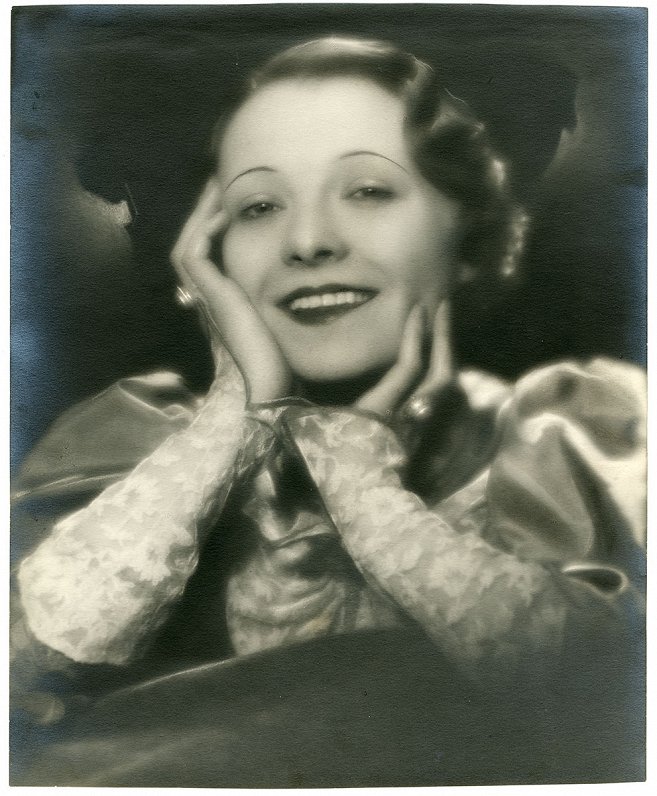 Lūcija Alutis-Kreicberga. Sievietes portrets. 20. gs. 20.–30. gadi. Retušēta sudraba želatīna kopija...